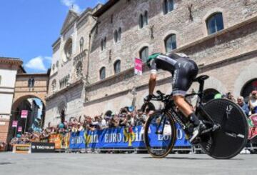 Desde 1909, los mejores ciclistas del mundo recorren toda Italia, desde Padania hasta Sicilia. Se canceló en los periodos de las Guerras Mundiales, pero desde 1946, los ciclistas no dejan de surcar las calles italianas cada mes de mayo. Alfredo Binda y Fausto Coppi y Eddie Merckx son los amos de la ‘maglia rosa’ al coronarse, cada uno, en cinco ocasiones. El último campeón fue el local Vincenzo Nibali.