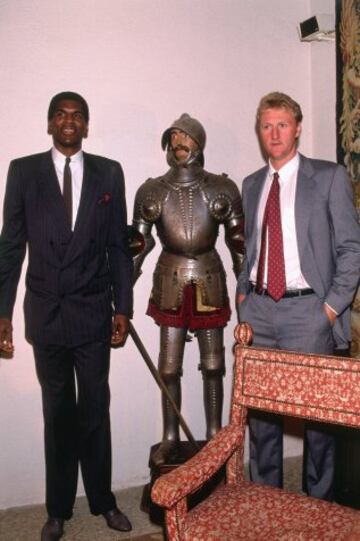 Larry Bird y Robert Parish durante su visita al Castillo de los Mendoza de Manzanares el Real en Madrid.