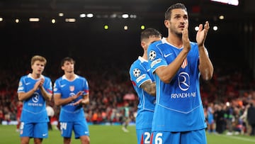 Koke aplaude a los aficionados del Atlético desplazados a Anfield.