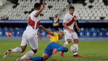 AMDEP4375. R&Iacute;O DE JANEIRO (BRASIL), 17/06/2021.- Richarlison de Brasil patea hoy para anotar su gol contra Per&uacute;, durante un partido por el grupo B de la Copa Am&eacute;rica en el Estadio Ol&iacute;mpico Nilton Santos, en R&iacute;o de Janeir