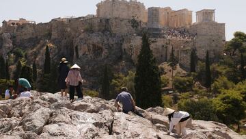 People visit the Areios Pagos hill during a heatwave in Athens, Greece, July 22, 2023. REUTERS/Louiza Vradi