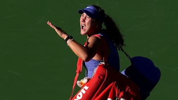 INDIAN WELLS, CALIFORNIA - MARCH 09: Mirra Andreeva reacts to the crowd as she leaves the court after her loss to Katerina Siniakova of Czechia during Day 6 of the BNP Paribas Open at the Indian Wells Tennis Garden on March 09, 2026 in Indian Wells, California. Matthew Stockman/Getty Images/AFP (Photo by MATTHEW STOCKMAN / GETTY IMAGES NORTH AMERICA / Getty Images via AFP)