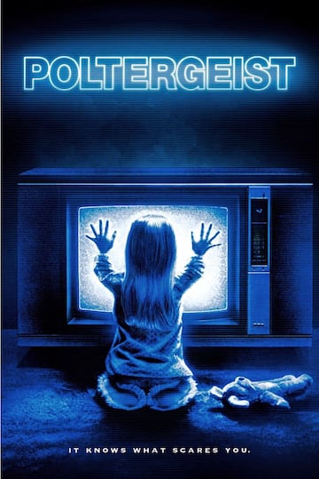 Es uno de los máximos exponentes de las películas de fantasmas y fenómenos paranormales. A Poltergeist también le persigue esa leyenda de película maldita debido a las prematuras y trágicas muertes de dos de sus protagonistas. Una familia de clase media se muda a una casa en un barrio idílico, pero pronto comienzan a suceder cosas extrañas hasta que la pequeña de la familia, Carol Anne, desaparece sin dejar rastro. Sus padres consiguen comunicarse con ella a través de la niebla de un televisor sin sintonizar.