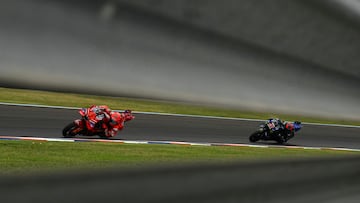 Rins se puso el viernes dos veces a rueda de Márquez.