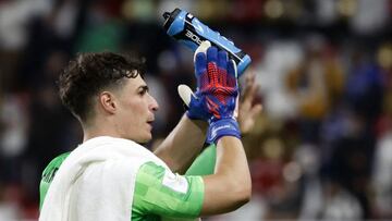 Kepa Arrizabalaga, jugador del Chelsea, aplaude a los aficionados al t&eacute;rmino del partido.