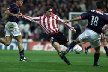 Fichó por el Real Madrid en la temporada 1991/92 hasta la 96/97 y desde la 97/98 hasta la 2000/01 jugó en el Athletic Club. 
