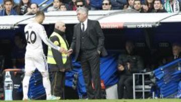 Ancelotti, en el momento de relevar a Jesé.