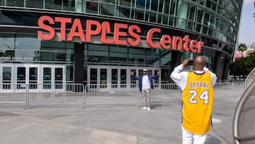 (FILES) In this file photo taken on March 14, 2021 people take photos in front of the Staples Center awhere the 63rd Annual Grammy Awards are taking place in Los Angeles, California. - The Los Angeles Lakers&#039; famed home, the Staples Center, is to be renamed next month in a deal worth a reported $700 million with Singapore-based cryptocurrency platform Crypto.com, a statement said November 16, 2021. As of Christmas Day, the venue will be known as the Crypto.com Arena, a Staples Center statement said. (Photo by VALERIE MACON / AFP)