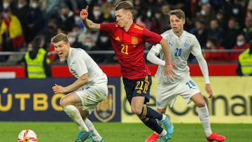 Alfons Sampsted of Iceland, Dani Olmo of Spain and Thorir Johann Helgason of Iceland in action during friendly football match played between Spain and Iceland at Riazor stadium on March 29, 2022, in La Coruna, Spain.
 AFP7 
 29/03/2022 ONLY FOR USE IN SPA