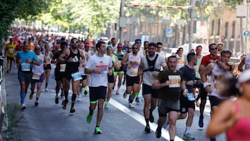 Los corredores participan en la Madrid Vintage Run 2025, una carrera popular de 10 kilómetros, en Madrid este domingo.