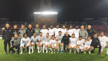 Los veteranos del Madrid posan antes del comienzo del partido ante los veteranos del Bologna.