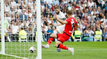 El delantero francés inauguró el marcador del Santiago Bernabéu. Benzema regateó a Dimitrievski y empujó a placer el balón al fondo de la red.