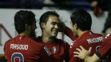 <b>ALEGRÍA. </b>Nekounam, Masoud y Damià felicitan a Lolo, tras marcar el segundo gol de su equipo.