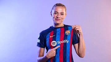 Rolfö posa para la sesión de fotos de la UEFA previa a la Champions League femenina.