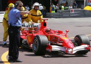 2006. Gran premio de M¨®naco. Michael aparca el Ferrari en la pen¨²ltima curva del circuito en las pruebas de calificaci¨®n para evitar la pole de Fernando Alonso.