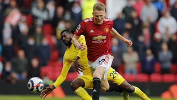 Manchester (United Kingdom), 18/05/2021.- Manchester United'Äôs Scott McTominay (R) and Fulham's Andre-Frank Zambo Anguissa (L) in action during the English Premier League soccer match between Manchester United and Fulham FC in Manche