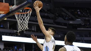 DEN55. DENVER (CO, EE.UU.), 16/01/2017.- Juancho Hernangomez (i) de Denver lanza ante Orlando hoy, lunes 17 de enero de 2017, durante un juego de la NBA entre Magic de Orlando y Nuggets de Denver en el Centro Pepsi en Denver (CO, EE.UU.). EFE/TODD PIERSON