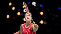 La jugadora española Carolina Marin devuelve el volante durante su partido ante An Se Young en los Mundiales de Bádminton de Copenhague.