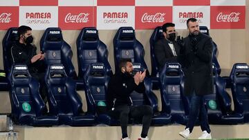 Granada&#039;s Spanish coach  Diego Martinez Penas gestures during the Spanish league football match Villarreal CF against  Granada FC at La Ceramica stadium in Vila-real on January 20, 2021. (Photo by JOSE JORDAN / AFP)