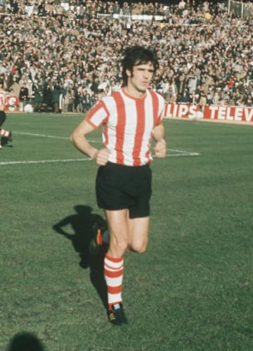 Jugó con el Athletic desde 1965 hasta 1982 un total de 541 partidos anotando 67 goles.