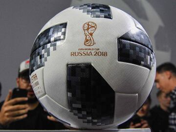 Este es el nuevo bal&oacute;n del Mundial de Rusia 2018. La FIFA present&oacute; a&nbsp;Telstar,