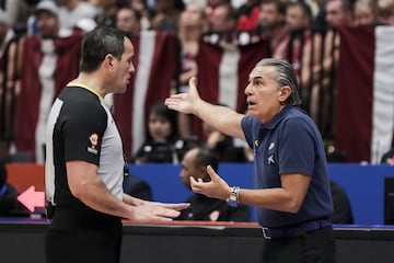 Sergio Scariolo, seleccionador español, protesta una decisión del árbitro durante el partido ante Letonia en el Mundial de baloncesto.