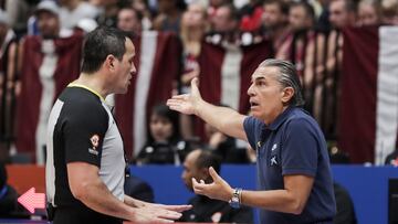 Sergio Scariolo, seleccionador español, protesta una decisión del árbitro durante el partido ante Letonia en el Mundial de baloncesto.