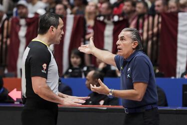 Sergio Scariolo, seleccionador español, protesta una decisión del árbitro durante el partido ante Letonia en el Mundial de baloncesto.