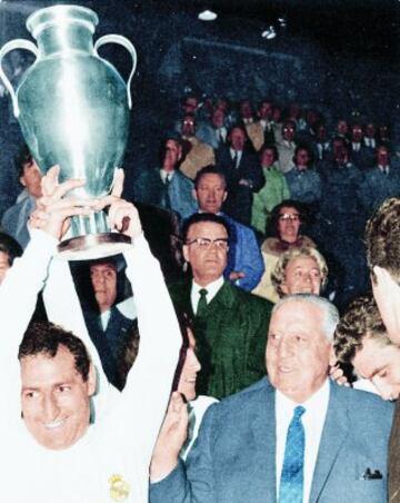 11/05/1966 Final de la Copa de Europa entre el Real Madrid - Partizán. Gento levantando el trofeo de campeón de la Copa de Europa ante un soriente Santiago Bernabéu.