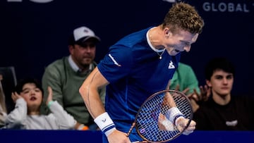 Jiri Lehecka celebra su triunfo contra Giovanni Mpetshi Perricard en Bruselas.