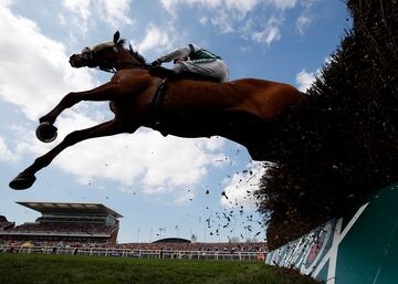 Harry Skelton durante el Aintree Grand National.