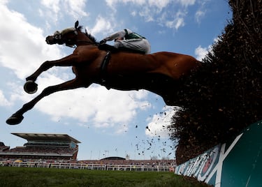 Harry Skelton durante el Aintree Grand National.