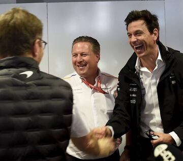 Andreas Seidl (de espaldas), Zak Brown y Toto Wolff.