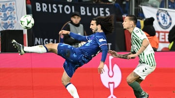 Cucurella, con Antony en la final de la Conference.