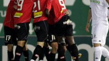 <b>MUY SUPERIORES. </b>Los hombres de Manzano festejan uno de sus goles tras otra de sus grandes noches en el Ono Estadi.