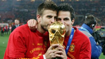 2010. Gerard Piqué y Cesc Fábregas campeones del mundo con la selección española tras ganar 0-1 a Países Bajos en el Mundial de Sudáfrica.