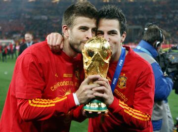 2010. Gerard Piqué y Cesc Fábregas campeones del mundo con la selección española tras ganar 0-1 a Países Bajos en el Mundial de Sudáfrica.