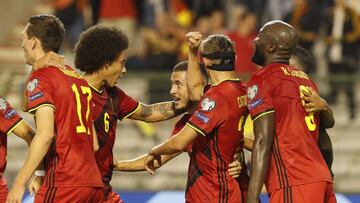 Hazard celebra un gol a Rep&uacute;blica Checa con sus compa&ntilde;eros de equipo.