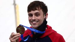 Thomas Daley posa con la medalla de oro como campe&oacute;n en la modalidad de plataforma de 10 metros en la Copa del Mundo de Saltos de Trampol&iacute;n de Tokio.