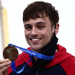 Tom Daley y Yiwen Chen ganan en la Copa del Mundo de saltos