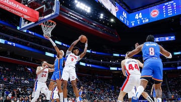 Ausar Thompson, de Detroit Pistons, atrapa un rebote ante Oklahoma City Thunder.