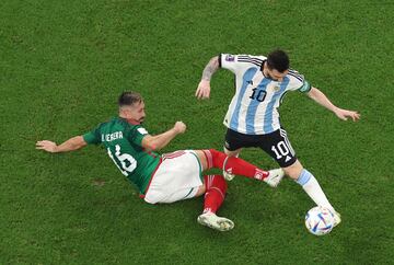 El jugador mexicano, Héctor Herrera, trata de parar al delantero argentino, Leo Messi. 
 