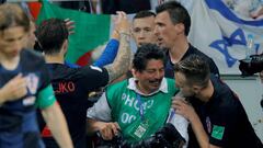 Vrsaliko y Mandzukic, entre otros jugadores de Croacia, rodean al fotoperiodista de AFP Yuri Cortez.