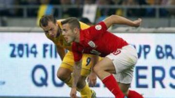 Wilshere conduce el esf&eacute;rico.