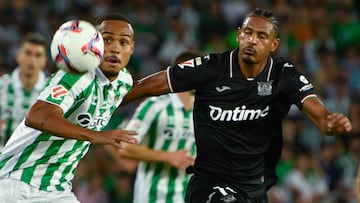 SEVILLA, 13/09/2024.- El defensa del Real Betis Natan Bernardo de Souza (i) disputa un balón con el francés Sébastien Haller (d), del CD Leganés, durante el encuentro de la quinta jornada de LaLiga EA Sports que Real Betis y CD Leganés disputan este viernes en el estadio Benito Villamarín de Sevilla. EFE/ Raúl Caro