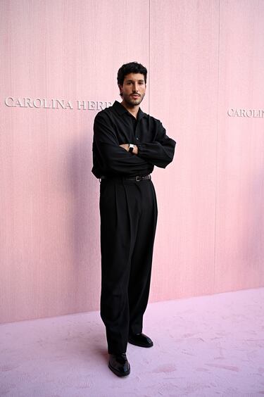 Sebastián Yatra asiste al desfile de Carolina Herrera en la Plaza Mayor para conocer la nueva colección primavera/verano 2026.