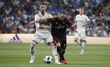 Sergio Ramos (left) tussles with Higuaín.