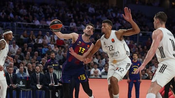 El pívot caboverdiano del Real Madrid Walter Tavares (c) ante el base del Barcelona Tomá Satoranský (i) durante el encuentro correspondiente a la temporada regular de la Euroliga entre el Real Madrid y el Barcelona en Madrid.