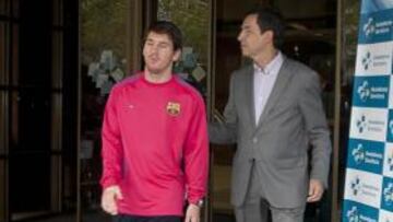 <b>POR SU PROPIO PIE. </b>Messi, en el momento de abandonar el hospital tras realizarse una resonancia magnética.