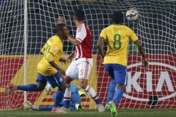 1-0. Robinho marcó el primer tanto.